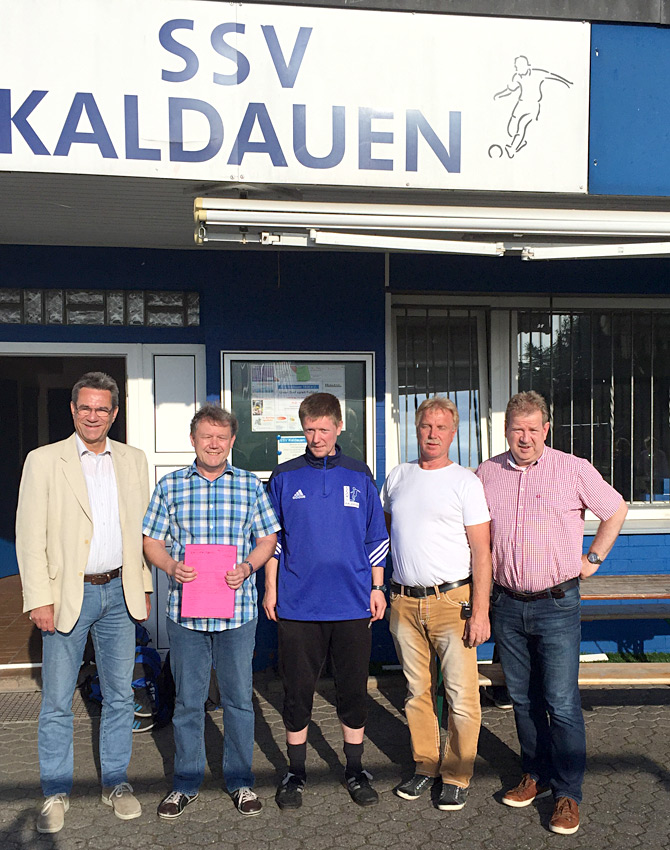 vlnr: Vizepräsident Christian Olpen, Vorsitzender Reiner Böttner, Jugendleiter Sascha Fassbender, Vorstandsmitglied Hans-Gerd Weiser und Kreisvorsitzender Guido Fuchs SSV Kaldauen: 1:0 für ein Willkommen